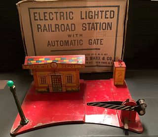 MARX LITHO ELECTRIC LIGHTED VIMTAGE RAILROAD STATION WITH AUTOMATIC GATE W/BOX