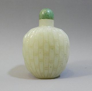 ANTIQUE CHINESE CARVED JADE SNUFF BOTTLE - 18TH CENTURY