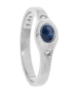Sapphire ring platinum 950/000 with one oval sapphire cabochon 0,54 ct (hallmarked) and two