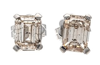 Diamond earrings WG 750/000 with 2 emerald cut faceted diamonds, total 1,92 ct tinted white (L-