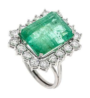 Emerald diamond ring WG 750/000 unstamped, tested, with an emerald cut faceted emerald 15.5 x 11.7 x