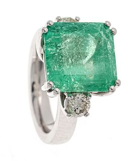 Emerald diamond ring WG 750/000 with an emerald cut faceted emerald 10,65 ct, slightly yellowish