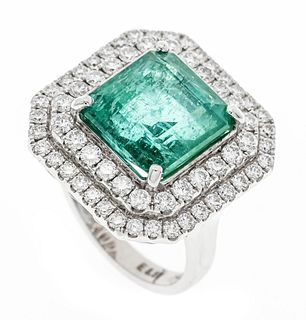Emerald diamond ring WG 750/000 with an emerald cut faceted emerald 7.6 ct shining slightly bluish