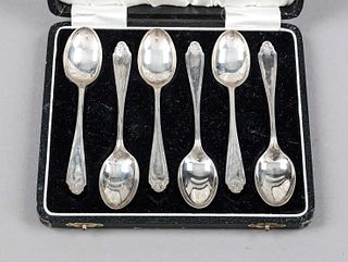Six mocha spoons, England, 1919, maker's mark Cooper Brothers & Sons Ltd, Sheffield, sterling silver 925/000, curved handle, l. 10,5 cm, total weight 