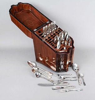 Cutlery box, England, early 19th c., mahogany veneer, on 4 feet, matching curved front, beveled hinged lid, inside with ribbon inlays and numerous com