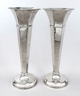 Pair of large vases, 20th c., plated, round vaulted stand, angular conical body, h. 53,5 cm