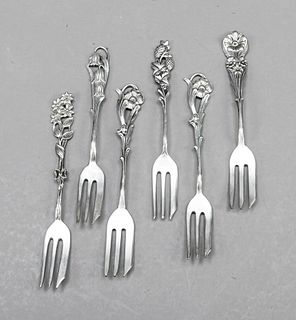 Six cake forks, Sweden, 2nd half of 20th century, silver 830/000, each handle with different floral finishes, l. 13 cm, total weight 100 g