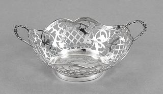 Oval basket, 20th century, plated, of curved form, the sides decorated with ornamental handles, the sides richly decorated with openwork, total l. 14 