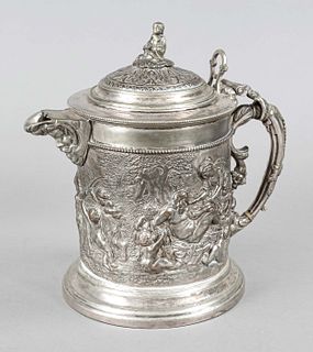 Tankard, probably England, 19th century, plated, round stepped stand, straight body, decorated handle attached to the side, hinged hinged lid, short s