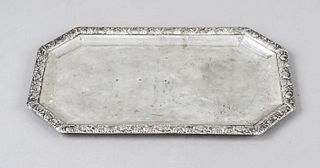 Rectangular art deco plate, German, c. 1920/30, maker's mark Bruckmann & Söhne, Heilbronn, silver 800/000, flattened corners, rim with floral relief d