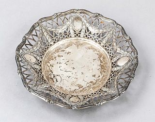 Round breakthrough bowl, Japan, c. 1900, moulded form, smooth mirror, wide fitting curved flag with lattice breakthrough and relief decoration, garlan