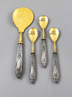 Ice cream cutlery for six persons, around 1900, silver tested, filled handles with ornamental relief decor, 6 spoons and 1 lifter, l. 16,5 resp. 23 cm