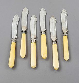 Six fish knives, German, around 1900, maker's mark M. H. Wilkens & Söhne, Bremen-Hemelingen, silver 750/000, blades with engraved decoration, leg hand