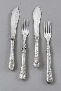 Fish cutlery for five persons, around 1900, silver 800/000, filled handles with ornamental engraved decor and monogram, l. 19,5 resp. 21 cm
