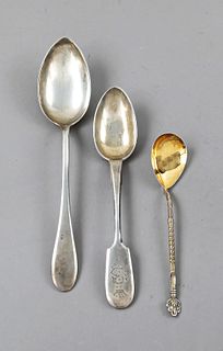 Group of twelve spoons, mostly hallmarked Russia, 19th/20th century, different makers, mostly silver 84 zolotniki (875/000). 6x with gilded spoon, dif