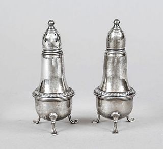 Pair of salt and pepper shakers, USA, 20th century, sterling silver 925/000, on 3 feet, curved body with cord decoration, h. 11,5 cm