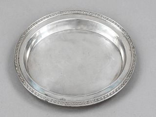 Oval plate, Russian import mark, after 1908, silver 84 zolotniki (875/000), moulded form, relief decoration rim with stylized leaf motifs, l. 25 cm, c