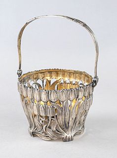 Art Nouveau handle basket, German, c. 1900, maker's mark Bruckmann & Söhne, Heilbronn, jeweler's mark Strube & Sohn, silver 800/000, on 4 feet, curved