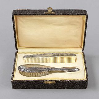 Brush and comb, German, 20th c., silver 800/000, with surrounding relief decoration band, comb completed, l. to 15 cm, in case, l. 17,5 cm