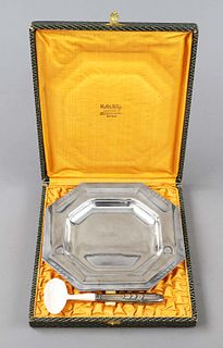 Two-piece Art Deco baptism set, probably France, around 1920, MZ, 8-cornered plate and spoon, Ø 19,5 cm, l. 15 cm, in case, l. 23,5 cm