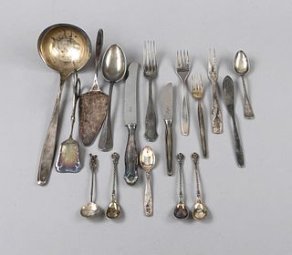 Large mixed lot of cutlery, 20th century, different manufacturers, plated, different decorations, knives, forks, spoons, serving pieces, etc., in tota