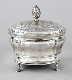 Oval lidded box, end of 18th c., silver, indistinctly hallmarked, tremolo mark, oval stand on 4 (supplemented) feet, curved body, domed plug-in lid wi