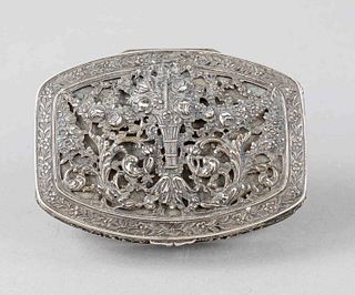 Lidded box, c. 1900, silver hallmarked, gilded interior, of rectangular form with rounded long sides, hinged lid, openwork, tortoiseshell inlayed inte
