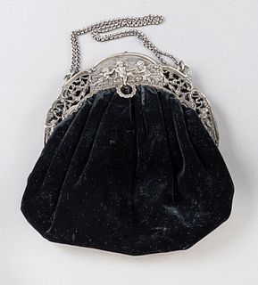 Evening bag, early 20th century, silver tested, openwork handle with relief decoration, floral motifs and putti, velvet bag, l. 17 cm