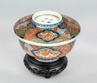 Splendid Imari chawan with lid, Japan, Arita, Edo period(1603-1868), 18th century, porcelain with polychrome glaze painting and gold color, numerous d