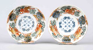 Pair of Imari bowls(kashizara), Japan, Arita, Edo period(1603-1868), c. 1800, porcelain with polychrome glaze painting and gold paint, round medallion