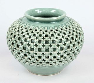 Goryeo style celadon pot, Korea, 20th c., studio pottery, stoneware with ice yellow blue (kor. bisaek) celadon glaze and delicate craquelé, virtuoso o