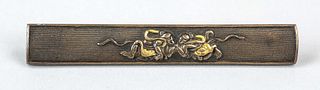 Kozuka ''Gatekeeper arm wrestling'', Japan, Edo period(1603-1868), 18th century, shakudo alloy with gold decorated appliqué of the guardian kings Agyo