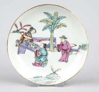 Plate of famille rose ''Playing Go in the Southern Garden'', China, Qing, Tongzhi period(1861-1875), porcelain with polychrome glaze painting, gold ri
