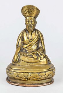 Tibetan upper lama, India or Nepal, 20th c., engraved brass, Tibetan meditation master with hat, h 16cm