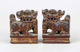 Two set box löwis, China, Qing dynasty(1644-1911), 19th century, wood carving with lacquer coloring and gold paint, each 5,5x6,5cm