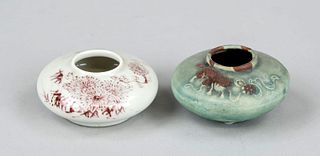 2 brush washers, China, Republic period(1912-1949), porcelain with iron-red chrysanthemum decoration and celadon background with applied lion, d 7/6,5