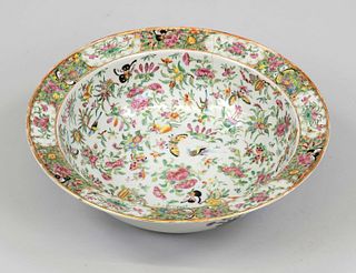 Basin Canton ware, South China, Guangzhou or Macau, 19th c., porcelain with glaze decoration of birds and flowers(chin. huaniaohua), rubbed, restored 
