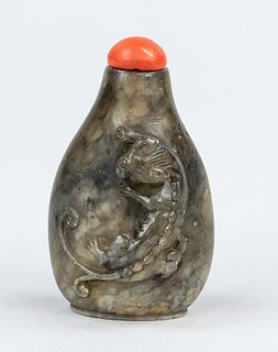 Snuffbottle, China, around 1900, probably agate carved with felide, h 6,5cm