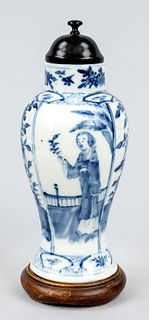 Kangxi style vase, China, Qing dynasty(1644-1911), 18th/19th century, porcelain with cobalt blue underglaze decoration of palace ladies and birds, h 1