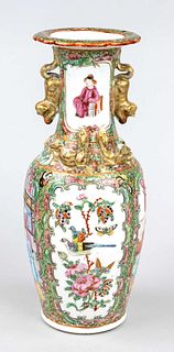 Canton flower vase famille rose, China, Qing dynasty(1644-1912), 19th century, porcelain with polychrome glaze painting and gold color, palace scenes 