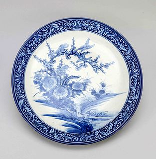 Very large blue and white plate, Japan, Arita, Meiji period(1868-1912), porcelain with cobalt blue underglaze painting, elegant decoration of 3 sparro