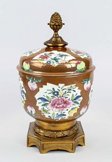 Lidded pot brun du café au lait, China, Qing dynasty(1644-1911), Yongzheng period(1723-1735), porcelain with coffee brown ground and into negative set