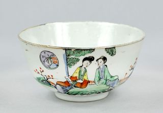 Tea bowl ''Palace ladies praising the auctioneer'' and praise poem, China, republic period(1912-1949), porcelain with polychrome glaze decoration of t