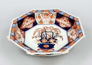 Rare 8-cornered Imari bowl, Japan, Meiji period(1868-1912), 19th c., porcelain bowl with polychrome glaze decoration of phoenixes and lions surroundin