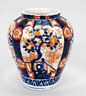 Imari shoulder vase, Japan, Arita, Edo period(1603-1868), 1st half 19th c., Porcelain with cobalt blue underglaze, iron red onglaze painting and gold 