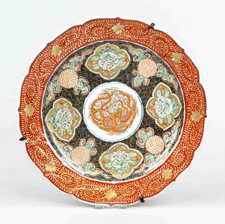 Imari plate, Japan, around 1800, POrcelain with polychrome painting and gold color, flower-shaped banner with exalted vine work(jap. karakusa), centra