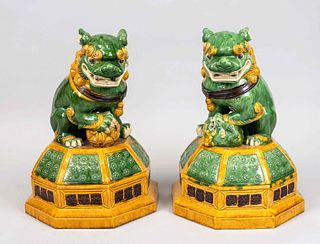 Pair of guardian lions, China, 20th c., glazed earthenware with amber and may green glaze, male and female Fo lion in Ming dynasty style, h 50cm
