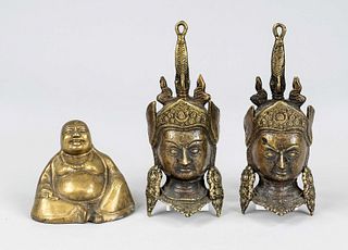 Fat belly Buddha and 2 Tibetan king portraits, China/Nepal, 20th c., brass casting of two plaques and a sitting Budai, l to 18cm