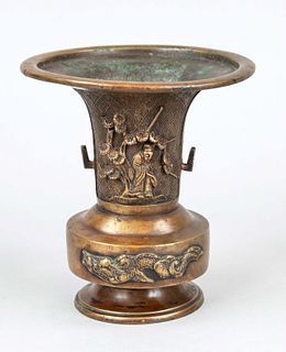 Hu-shaped flower vase, Japan, Meiji period(1868-1912), bronze in the shape of the archaic Hu ritual cup, wide mouth funnel, dragon decoration and sage