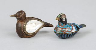 Two birds, probably Asia 20th c., cloisonné bird box and mother-of-pearl winged wooden bird, l to 8,5cm